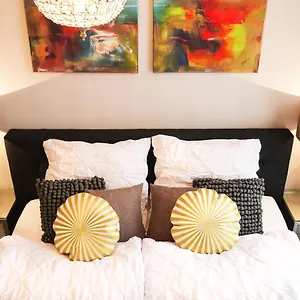 Comfort And Style In Center With Ensuite Bathroom On Schaafenstrasse Privatunterkunft